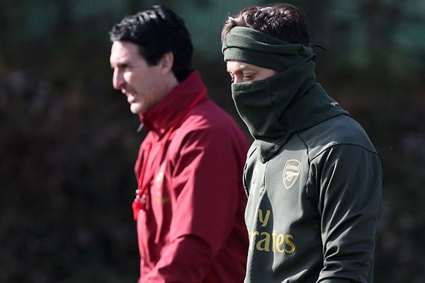 Martin Keown gives Arsenal fans exciting update on Mesut Ozil's future after Unai Emery's plea - Bóng Đá