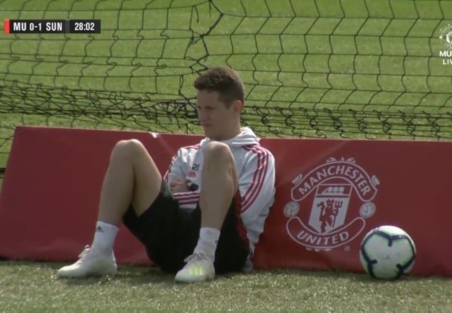 ander herrera ở lại xem u18 đá - Bóng Đá