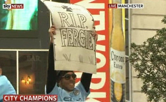 Neville on Tevez and Berbatov - Bóng Đá