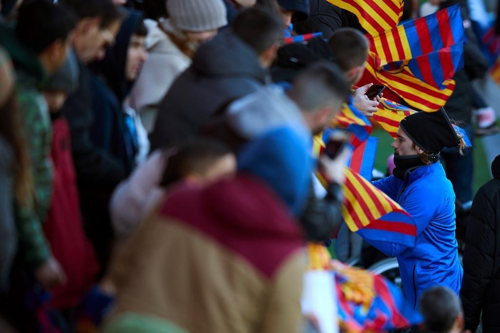 Barcelona host open training session for fans - Bóng Đá