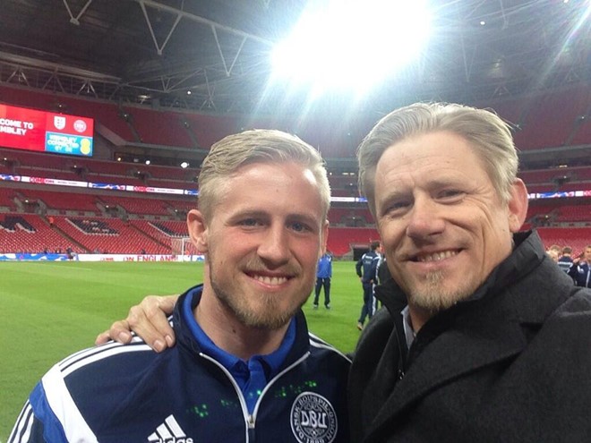 Man Utd legend Peter Schmeichel celebrates marriage to stunning Laura von Lindholm with big kiss - Bóng Đá
