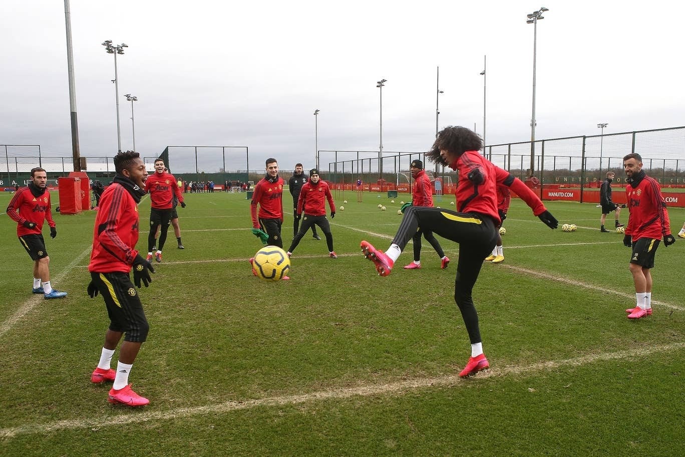 Ảnh Fernandes có buổi Man Utd tập luyện đầu tiên - Bóng Đá