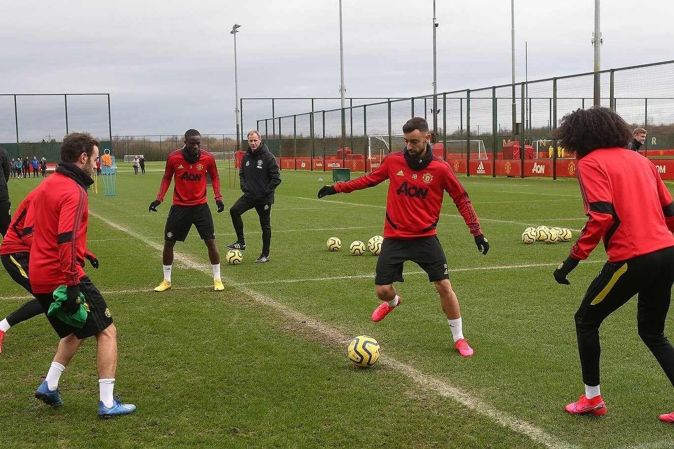 Ảnh Fernandes có buổi Man Utd tập luyện đầu tiên - Bóng Đá