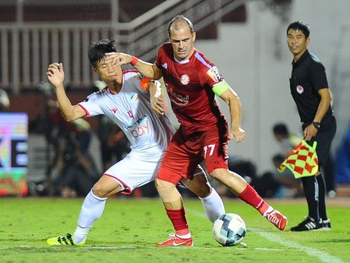 Vua phá lưới V-League: Văn Toàn một mình 