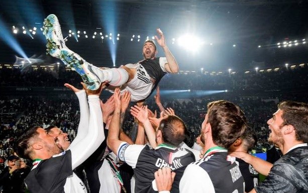 Ronaldo ôm Allegri ngày Juve nâng cúp - Bóng Đá