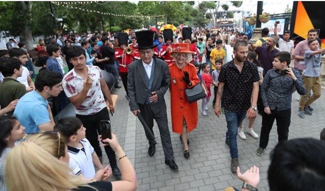 Fan Arsenal và Chelsea tại Baku (The Sun) - Bóng Đá