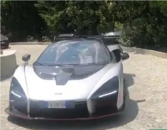 Ronaldo tạo dáng bên siêu xe McLaren (The Sun) - Bóng Đá