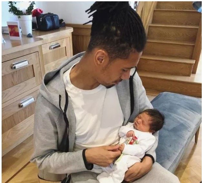 Vợ Smalling sinh con trai - Bóng Đá
