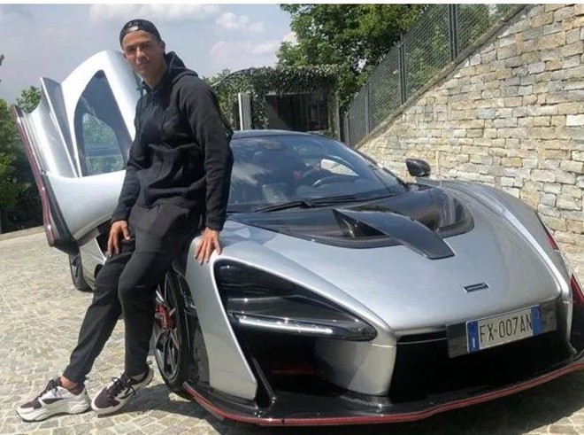 Ronaldo tạo dáng bên siêu xe McLaren (The Sun) - Bóng Đá