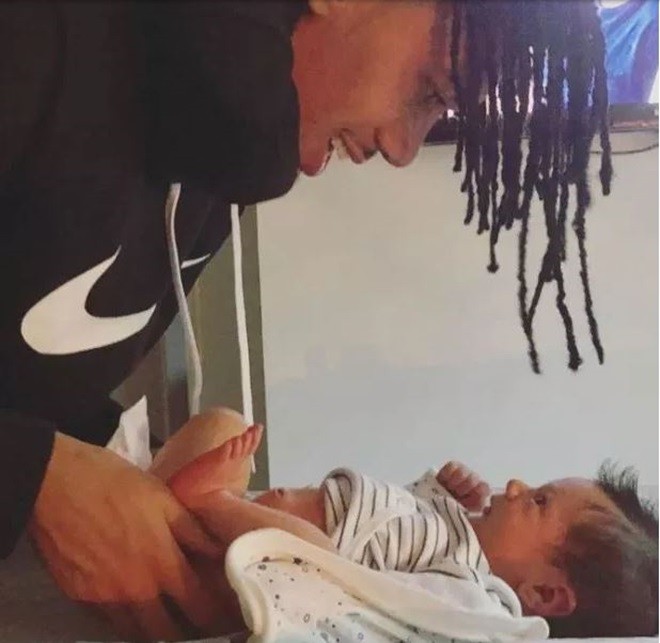Vợ Smalling sinh con trai - Bóng Đá