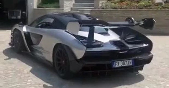 Ronaldo tạo dáng bên siêu xe McLaren (The Sun) - Bóng Đá