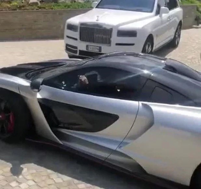 Ronaldo tạo dáng bên siêu xe McLaren (The Sun) - Bóng Đá