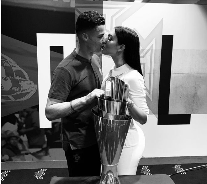 Ronaldo du lịch cùng Georgina trong ngày cưới của Ramos - Bóng Đá