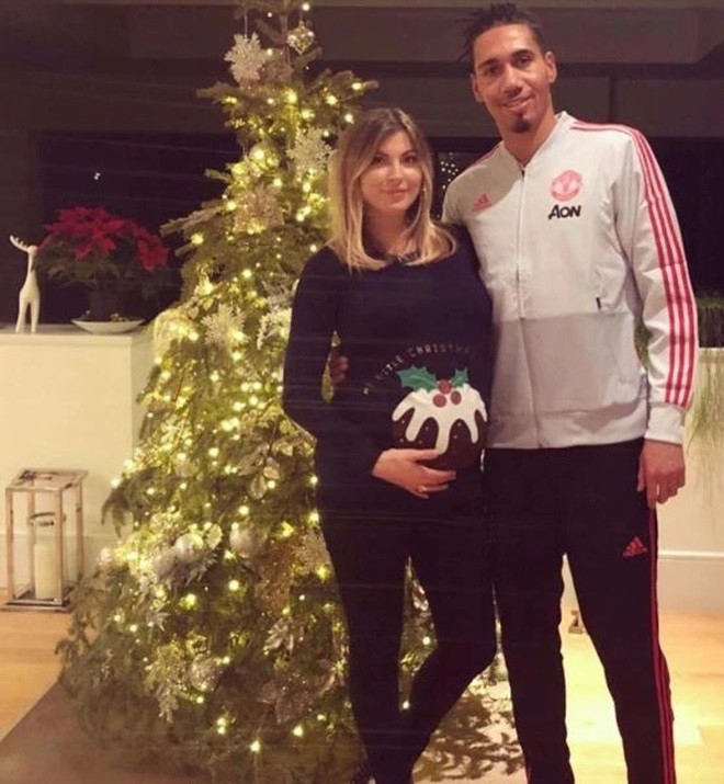 Vợ Smalling sinh con trai - Bóng Đá