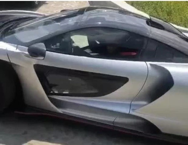 Ronaldo tạo dáng bên siêu xe McLaren (The Sun) - Bóng Đá