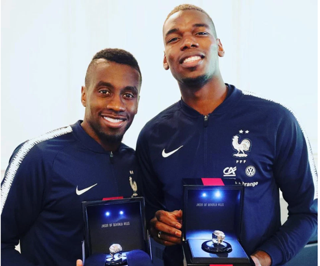 Lucas Hernandez và chiếc vòng cổ kỉ niệm chức vô địch WC (The Sun) - Bóng Đá