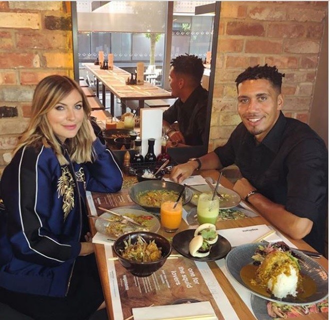 Vợ Smalling sinh con trai - Bóng Đá