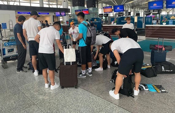 Đình Trọng chống nạng lên sân bay tiễn ĐT Việt Nam dự King's Cup 2019 - Bóng Đá