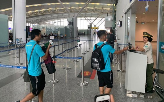 Đình Trọng chống nạng lên sân bay tiễn ĐT Việt Nam dự King's Cup 2019 - Bóng Đá