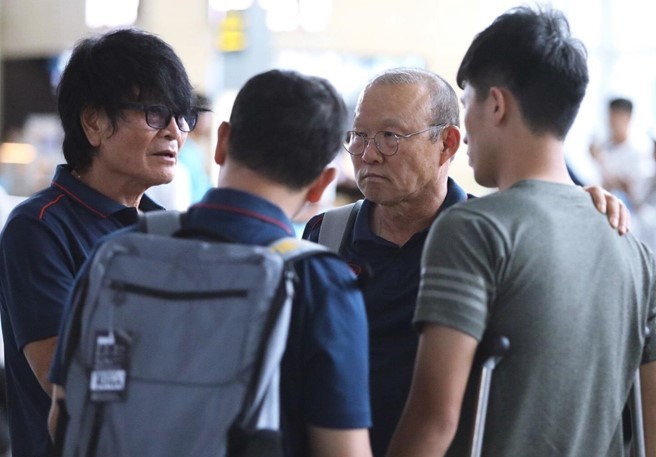 Đình Trọng chống nạng lên sân bay tiễn ĐT Việt Nam dự King's Cup 2019 - Bóng Đá