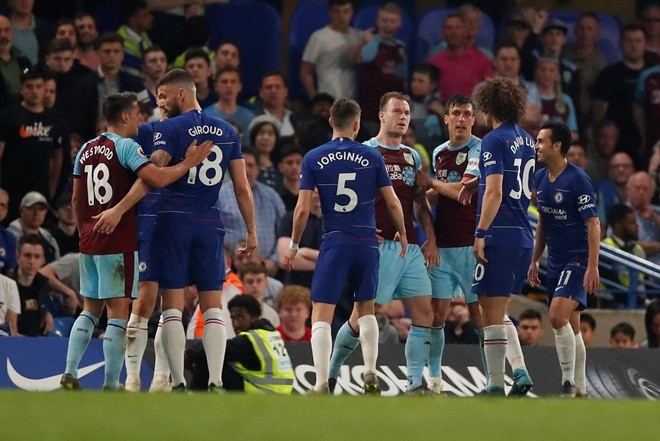 Luiz, Kante, Giroud hóa trang  - Bóng Đá