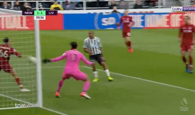 Vì sao Arnold không bị đuổi khi dùng tay cản bóng trên vạch vôi? - Bóng Đá