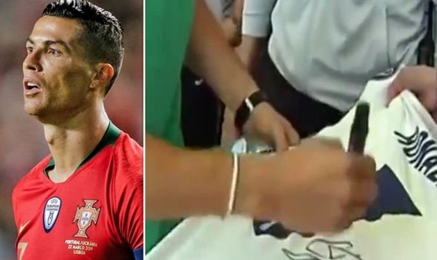 Phản ứng của CR7 khi được CĐV đưa áo đấu Real - Bóng Đá