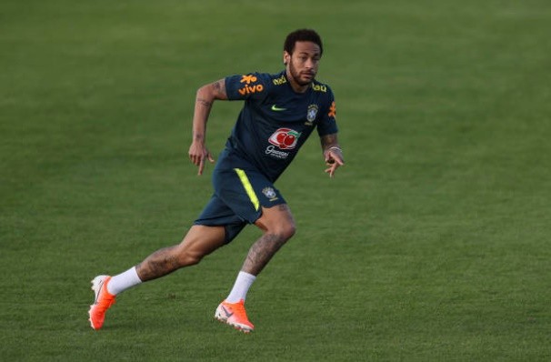 Bị xâu kim, Neymar kéo ngã Weverton trong buổi tập Brazil - Bóng Đá
