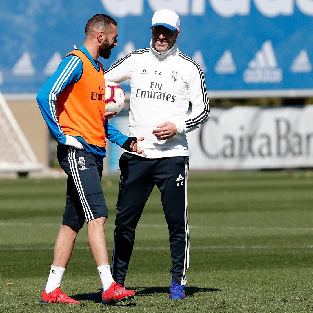 Buổi tập đầu tiên, Zidane thân thiết với 1 cái tên - Bóng Đá