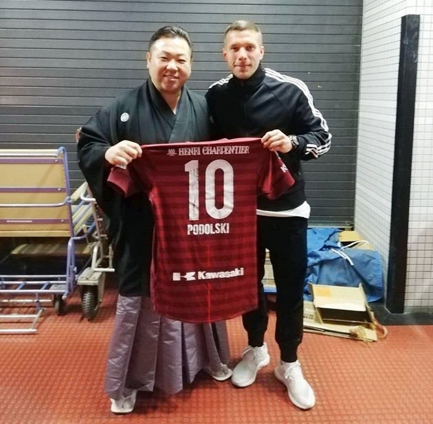 Podolski lên sàn sumo - Bóng Đá
