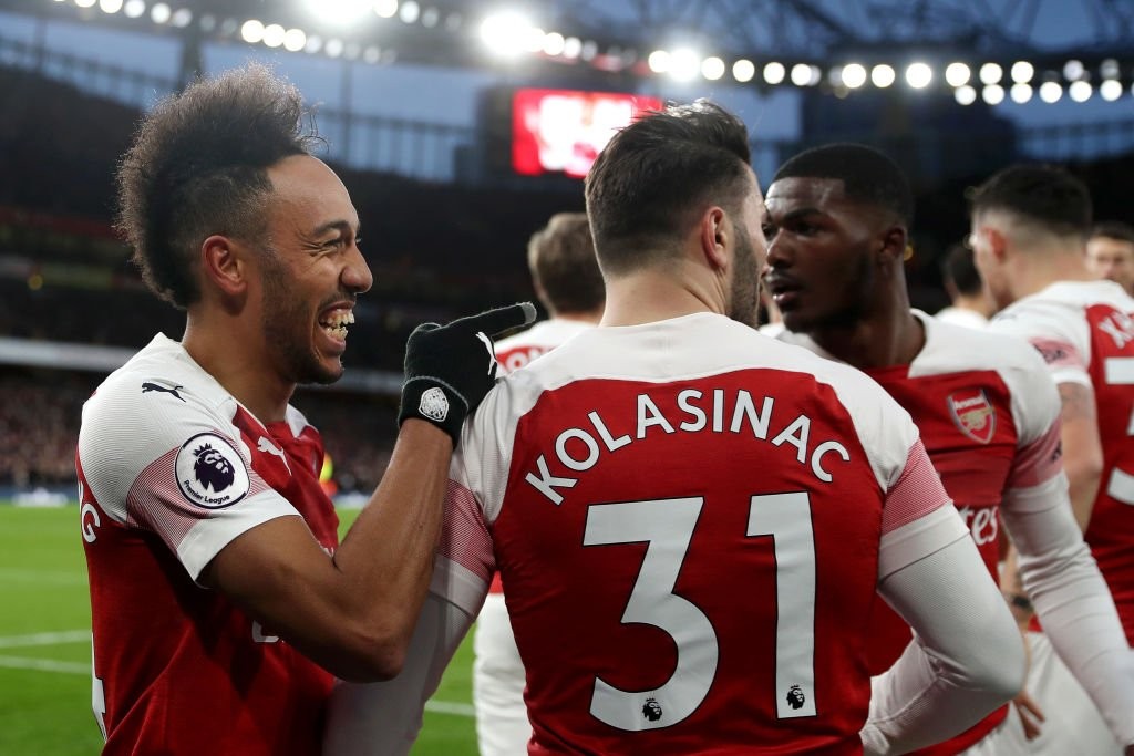 Guendouzi Iwobi cúi người để CĐV Arsenal xem đá pen - Bóng Đá