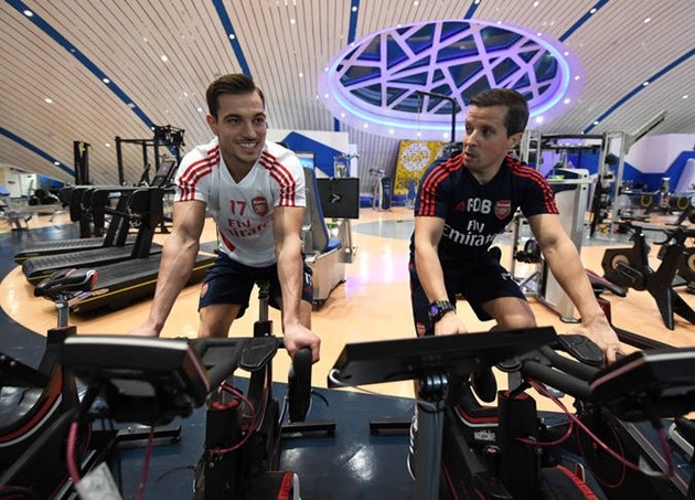 Pablo Mari gets first Arsenal assist by lifting up 5ft 5in Torreira as Tierney returns to full training in Dubai - Bóng Đá