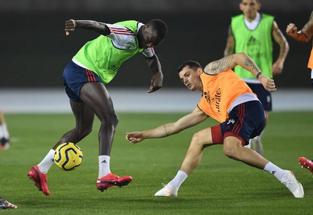 Pablo Mari gets first Arsenal assist by lifting up 5ft 5in Torreira as Tierney returns to full training in Dubai - Bóng Đá