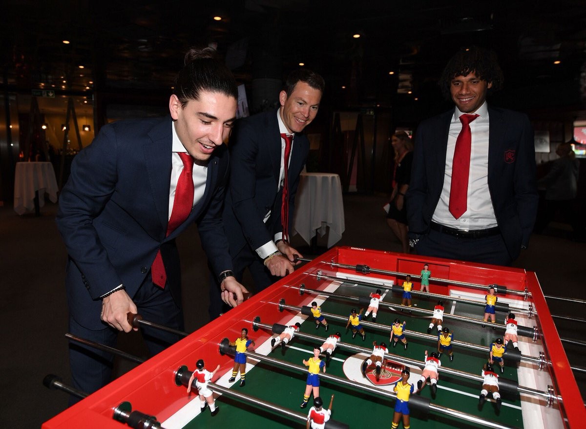 Dàn sao Arsenal cười toe toét khi đi từ thiện - Bóng Đá