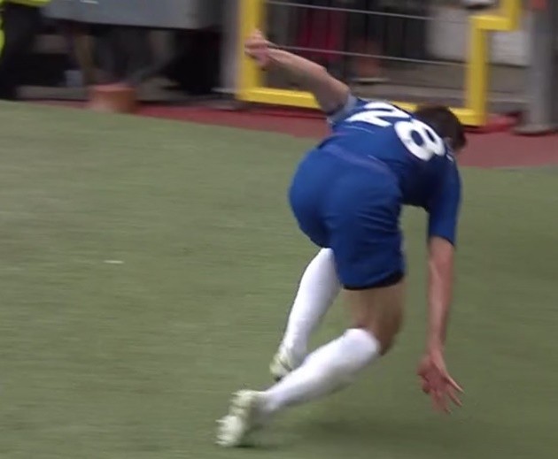 Lukaku húc Azpilicueta làm hư máy ảnh thợ chụp - Bóng Đá