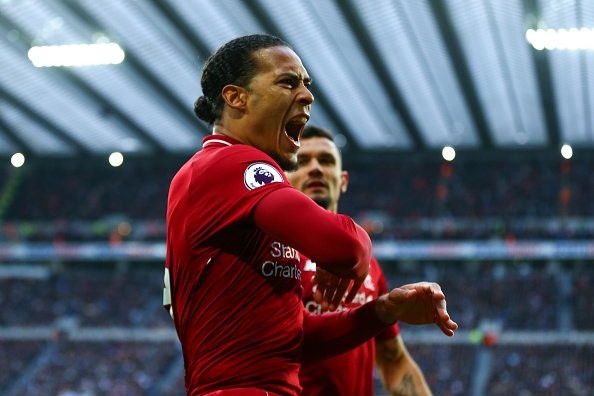 Van Dijk chỉ đạo đồng đội đá phạt góc thành bàn - Bóng Đá