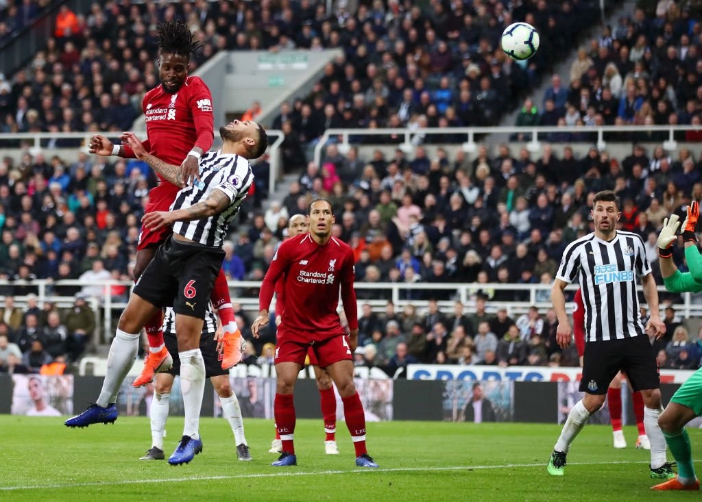 Van Dijk chỉ đạo đồng đội đá phạt góc thành bàn - Bóng Đá
