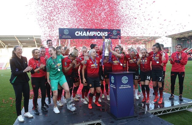 Woodward + Solskjaer đi xem đội nữ MU nâng cúp - Bóng Đá