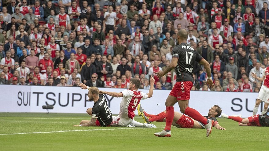 Ajax tiến gần chức vô địch - Bóng Đá