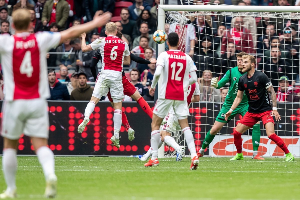 Ajax tiến gần chức vô địch - Bóng Đá