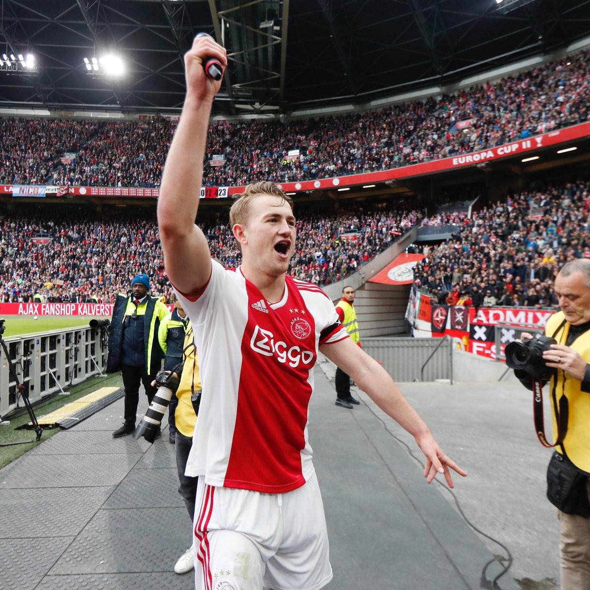 Ajax tiến gần chức vô địch - Bóng Đá
