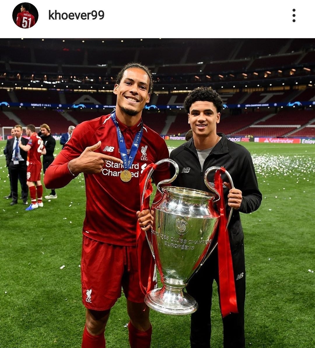 Sao trẻ Liverpool bị đàn anh dỗi vì chỉ chụp hình với Van Dijk - Bóng Đá