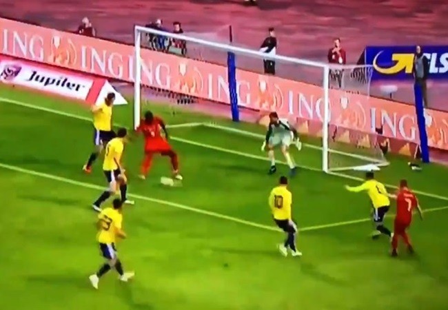 lukaku đánh gót trúng chân mình - Bóng Đá