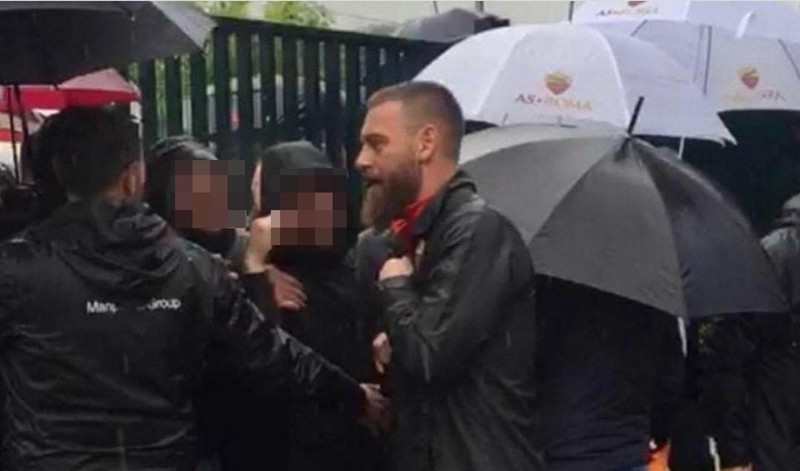 Người hâm mộ biểu tình, De Rossi phải đứng ra hòa giải - Bóng Đá