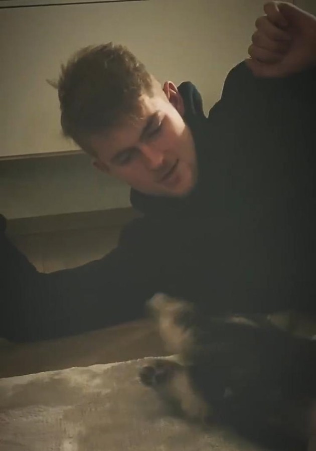 De Ligt đùa với chó - Bóng Đá