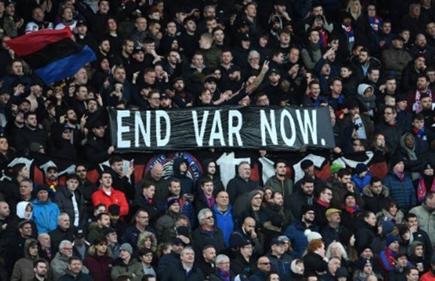 'Biểu ngữ đó biến mất rất nhanh khi thẻ vàng bị đổi thành thẻ đỏ - Bóng Đá