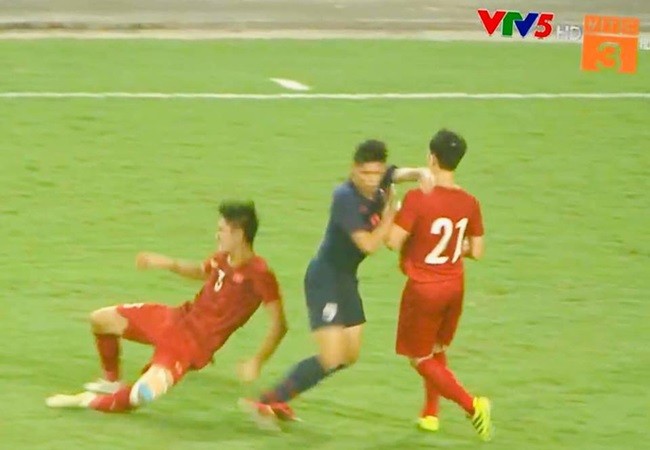 'Cầu thủ Thái Lan ức chế, vung tay đấm vào mặt Đình Trọng' - Bóng Đá