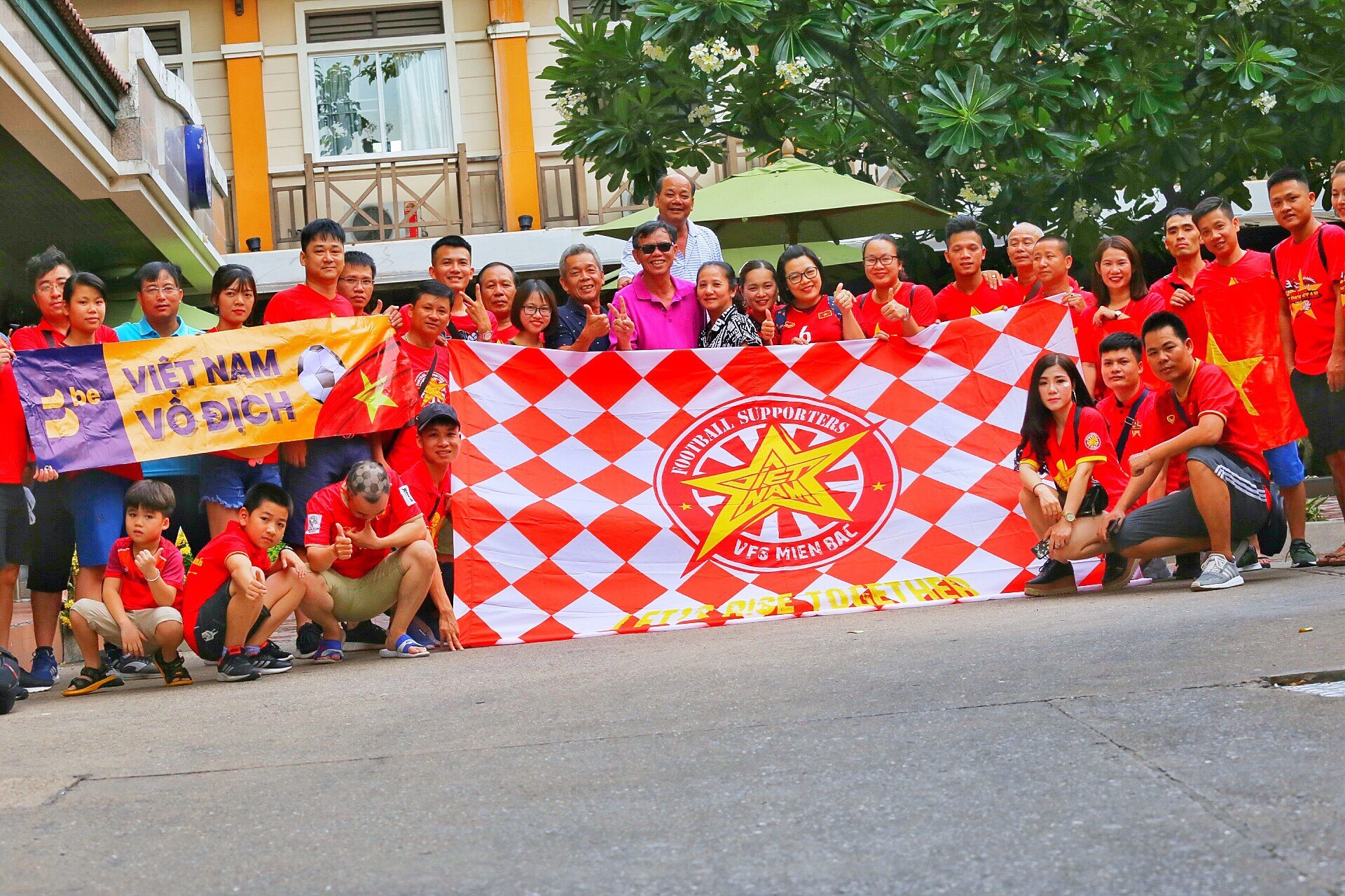 Fan Việt Nam đổ bộ Buriram 