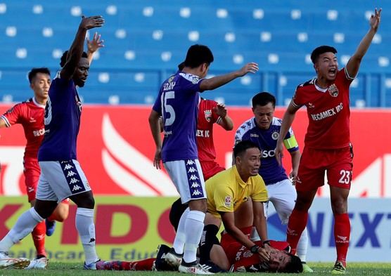 Được trọng tài sơ cứu cầu thủ Bình Dương thoát nuốt lưỡi - Bóng Đá