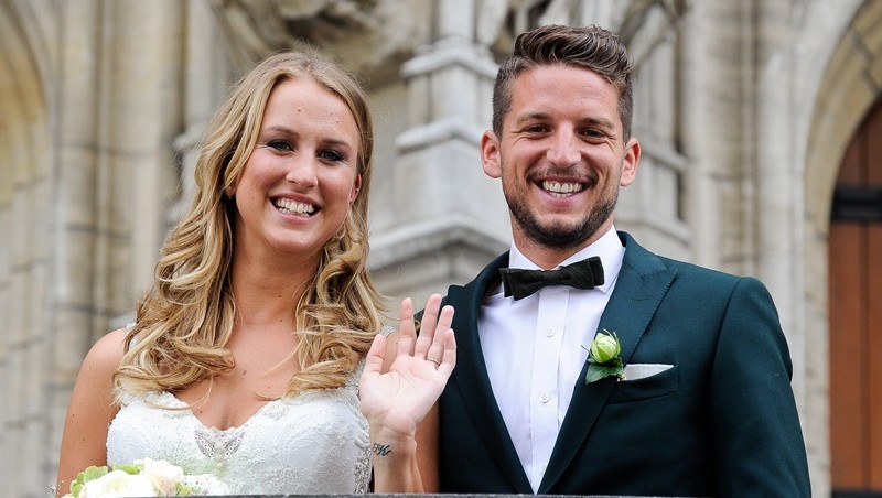 Mertens không sang Trung Quốc: https://www.tuttonapoli.net/le-interviste/lady-mertens-svela-tutto-l-ho-convinto-a-non-accettare-la-cina-a-noi-piace-il-sole-e-la-vita-sociale-398442 - Bóng Đá